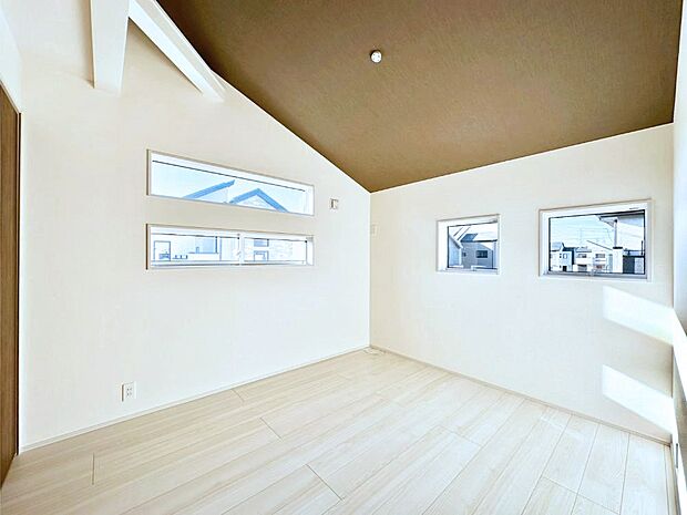 天井のアクセントクロスがオシャレ！プライベート時間も充実しそうな主寝室。