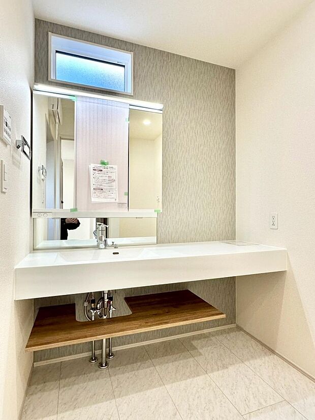 大きく見やすい三面鏡で清潔感ある洗面台は、身だしなみチェックや肌のお手入れにおすすめです。 