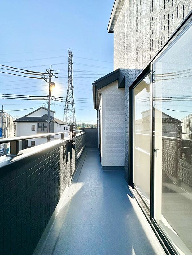 南向きのバルコニー！ご家族の洗濯物はもちろん、お布団もたっぷり干せます！