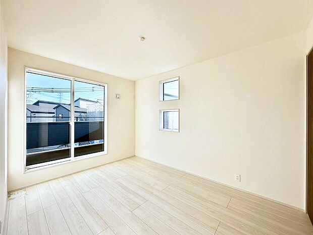 明るいバルコニーサイドに洋室を設置。目覚めの良い寝室に。 