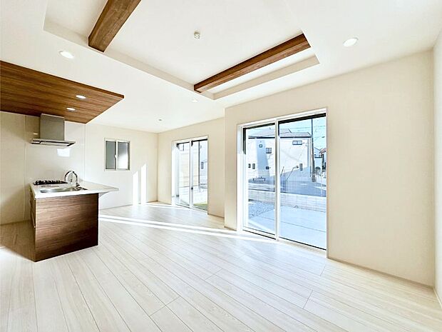 大きな窓からたっぷりの陽光と風を感じられるリビング  