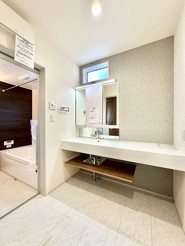 小窓がついているので湿気の多い場所でも換気が十分行えます。毎日の身支度を気持ち良く！