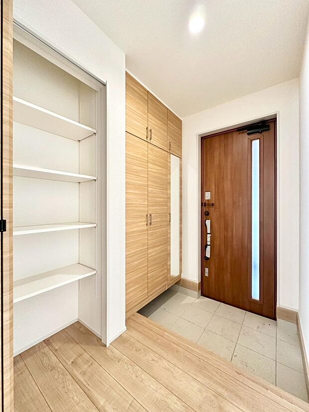 ミラー付きシューズボックスはお出かけ前の身だしなみチェックに便利