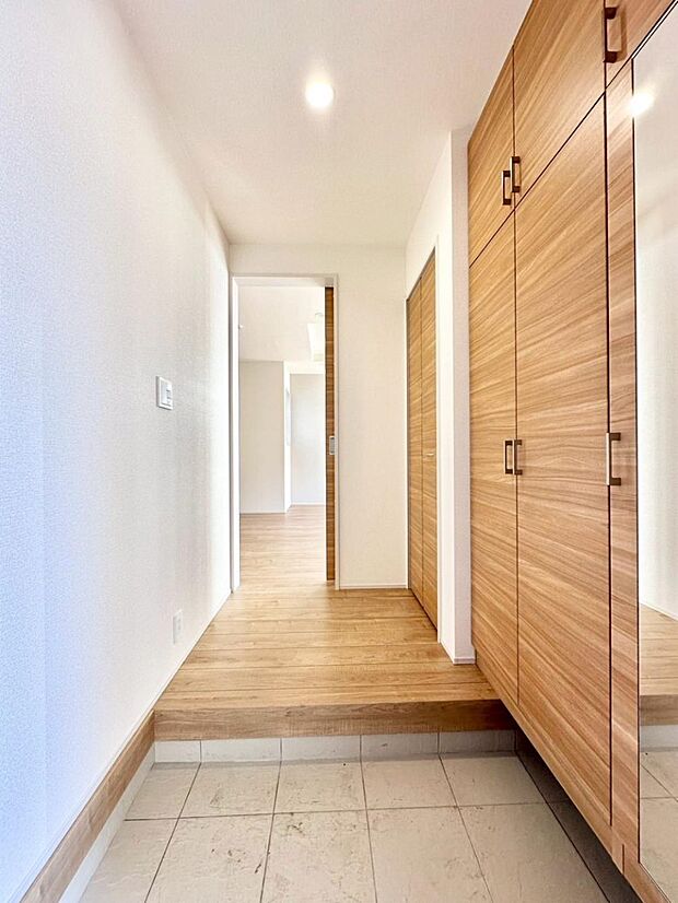 明るい玄関はお客様をお出迎えするのにぴったりです！ 