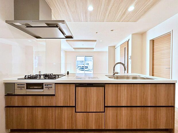 リビングを見渡せる人気のカウンターキッチン。 家族を見守りながら家事をすることができます。