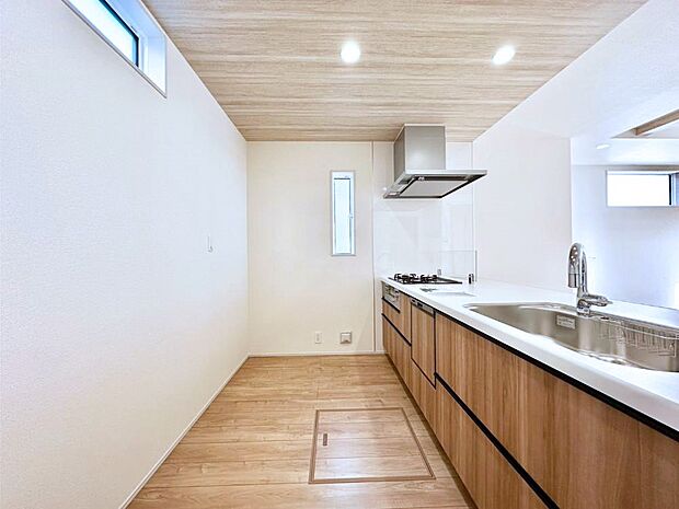 ポップアップ天井が素敵なキッチン！窓があるので採光もとれ換気にも役立ちます。