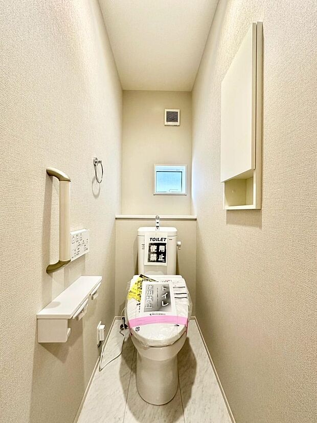 換気用小窓があり、明るく清潔な空間です。 