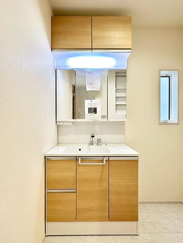 大きく見やすい三面鏡で清潔感ある洗面台は、身だしなみチェックや肌のお手入れにおすすめです。 