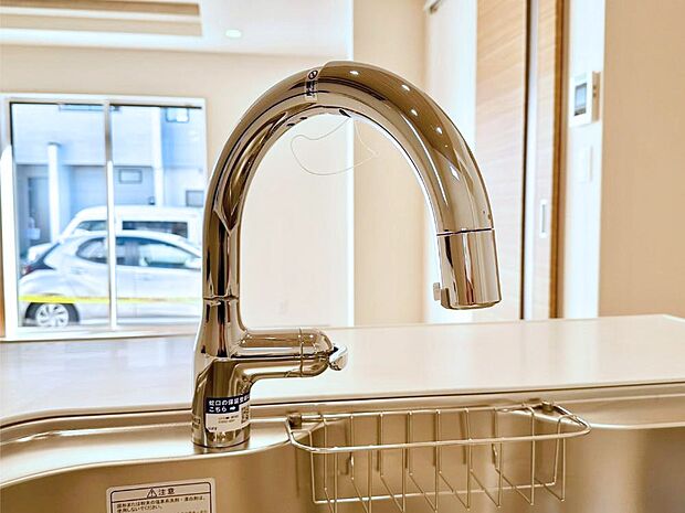 センサーに手をかざすだけで吐水／止水ができるタッチレス水栓。浄水器付き。