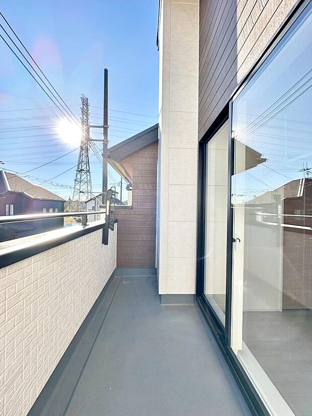 南向きのバルコニー！ご家族の洗濯物はもちろん、お布団もたっぷり干せます！