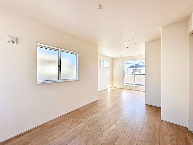 バルコニーが開放感をプラスしてくれる2階10.50帖の洋室。