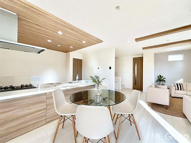 ご家族に憩いの空間をもたらしてくれる、広々としたリビング　※家具はCGです