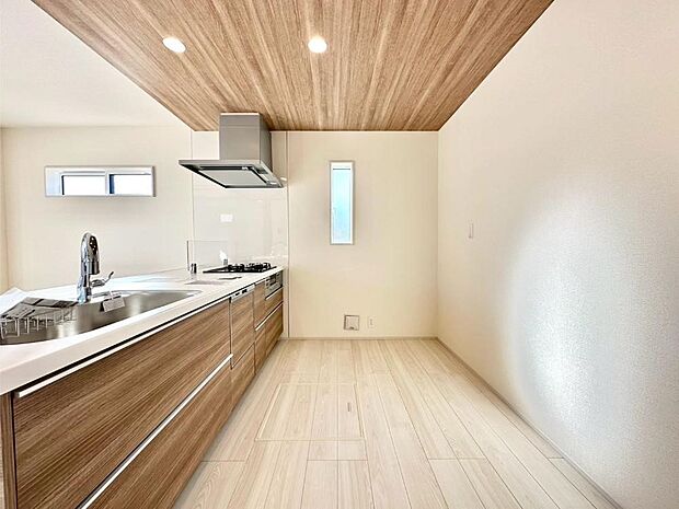 ポップアップ天井が素敵なキッチン！窓があるので採光もとれ換気にも役立ちます。