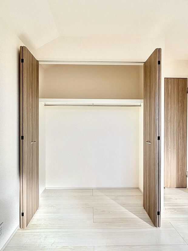 洋室のクローゼット。奥行きがあるので厚手の衣類もすっきり収まります。