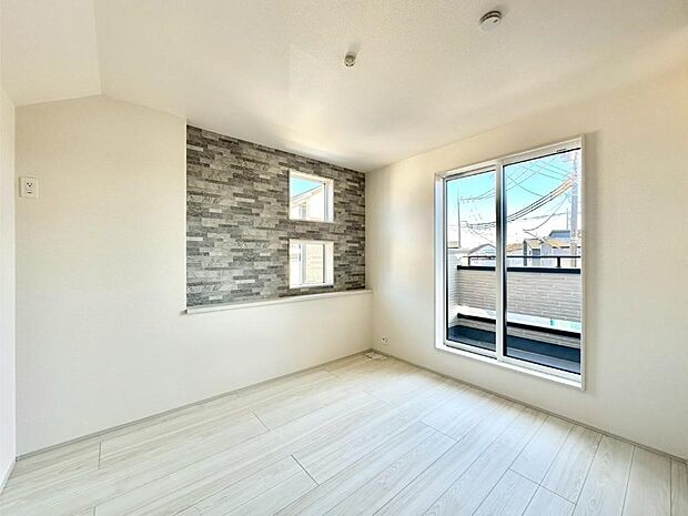 明るいバルコニーサイドに洋室を設置。目覚めの良い寝室に。 