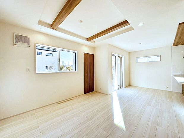 折り上げ天井はは立体的な奥行きがあるので、天井が広く見えて開放的な空間を演出できます。  