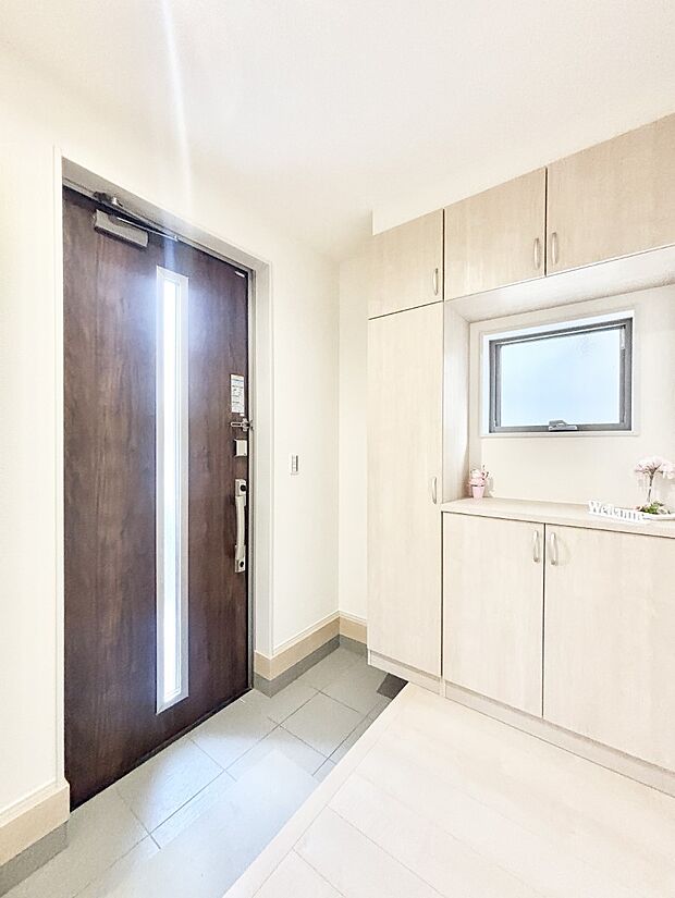 ガラススリットの入った玄関ドアが室内に光を届けてくれます