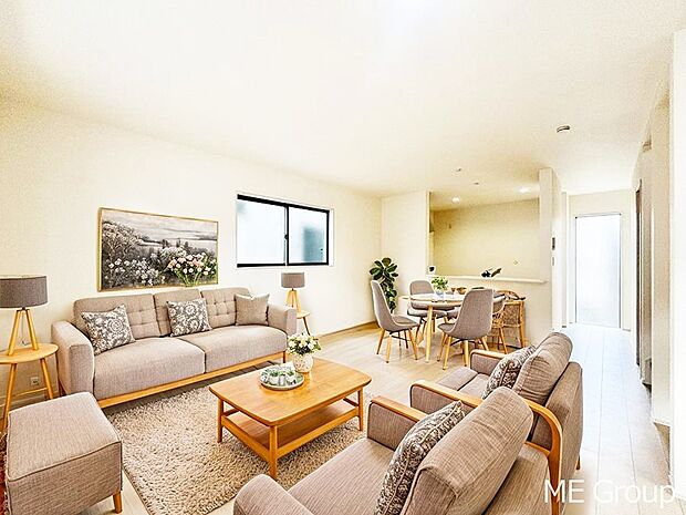 落ち着いた雰囲気のLDKは家族みんなの快適空間※家具はCGです