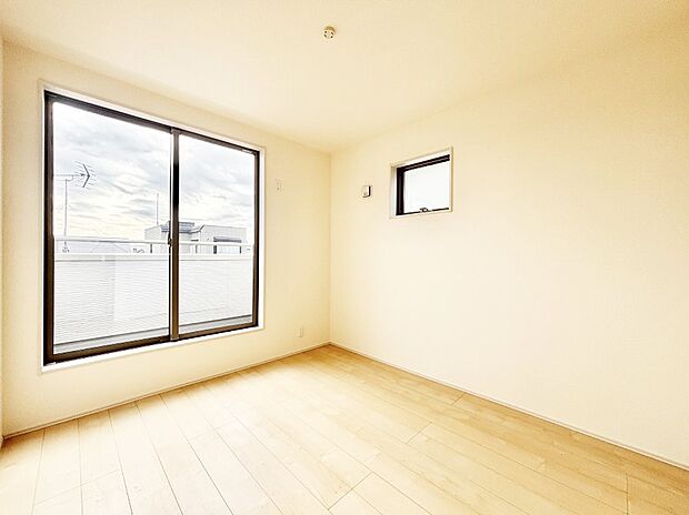 窓からのやさしい光が心地よいプライベートルーム