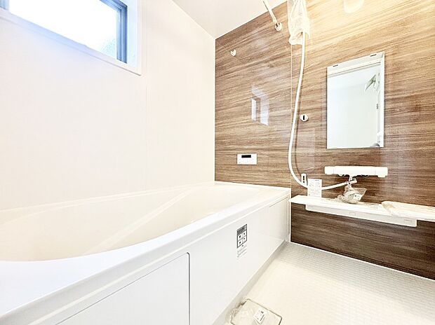 一日の疲れを癒してくれる明るい清潔感のあるバスルーム