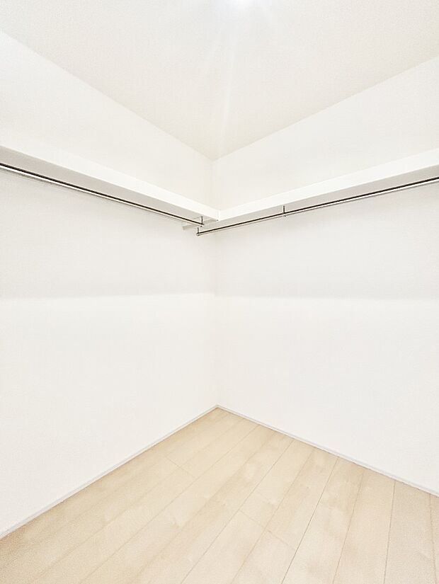 ウォークインクローゼットの活用で生活空間スッキリ