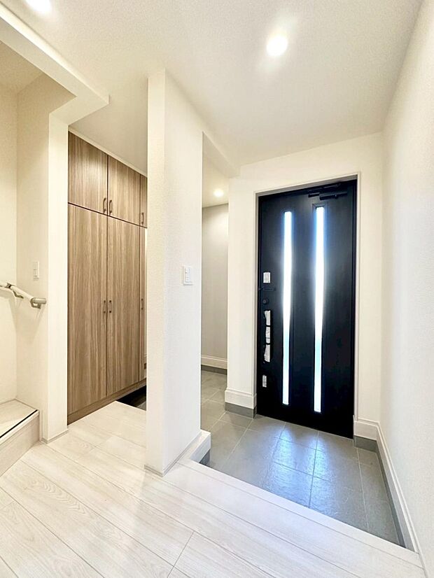 土間収納付きの玄関。家族全員の靴や雨具などすっきり収納できます。