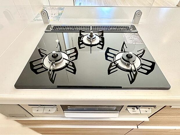 ガスコンロはＳｉセンサー搭載。火力調節や焦げ付き・消し忘れも防いでくれます。