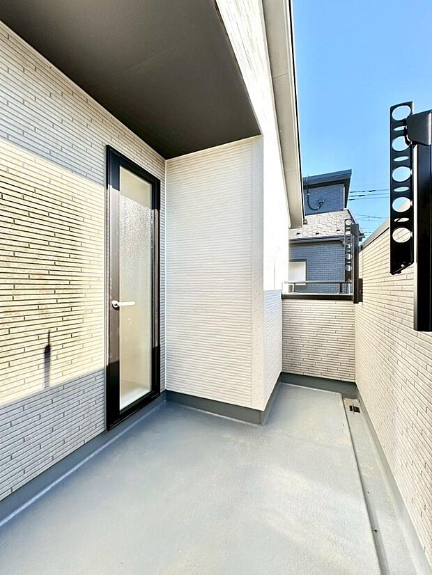 ゆったりバルコニーだから沢山お洗濯ものを干せます。