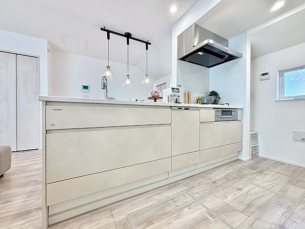 爽やかな風が通り抜けるキッチン。窓があるので明るく換気にも役立ちます。