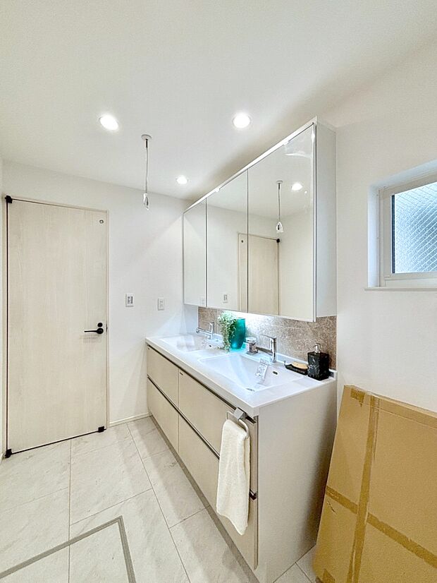 清潔感のある快適空間です。毎日の身支度も気持ち良くお使い頂けます。