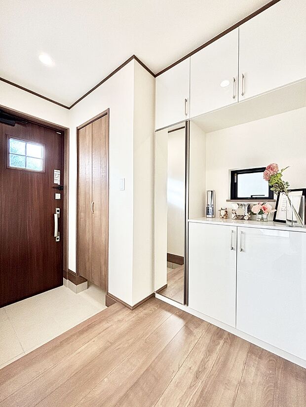 ミラー付きシューズボックスはお出かけ前の身だしなみチェックに便利