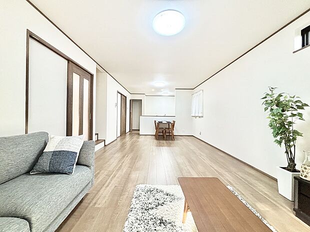 自然光が取り込まれ、家族団らんの場所を明るく演出