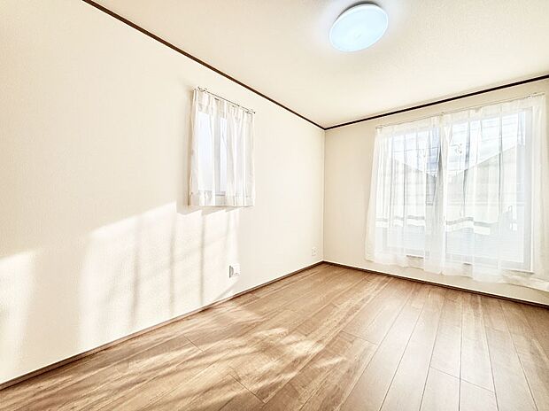 窓からのやさしい光が心地よいプライベートルーム