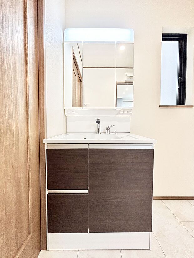 明るい洗面所は毎朝の身支度も楽しくできちゃいそうです。