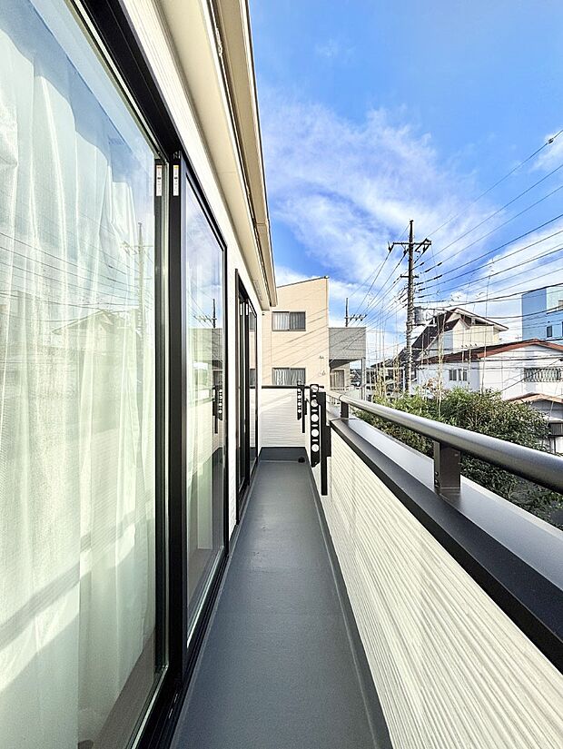 ゆったりバルコニーだから沢山お洗濯ものを干せます。