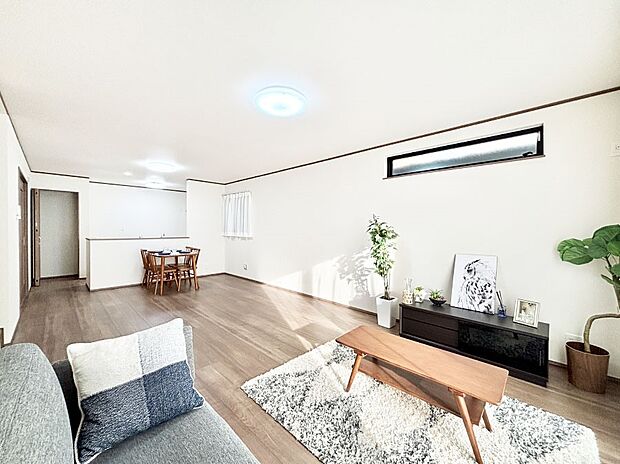 家族の笑顔が自然と生まれてくる、そんな雰囲気のダイニングに仕上がっています