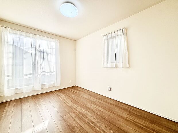 明るいバルコニーサイドに洋室を設置。目覚めの良い寝室に。