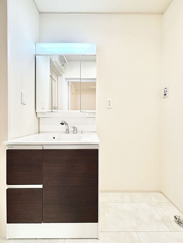 大きく見やすい三面鏡で清潔感ある洗面台は、身だしなみチェックや肌のお手入れにおすすめです。