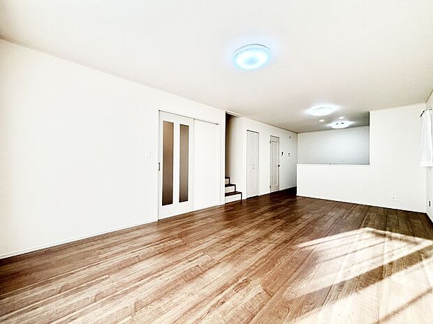 家族の笑顔が自然と生まれてくる、そんな雰囲気のダイニングに仕上がっています。