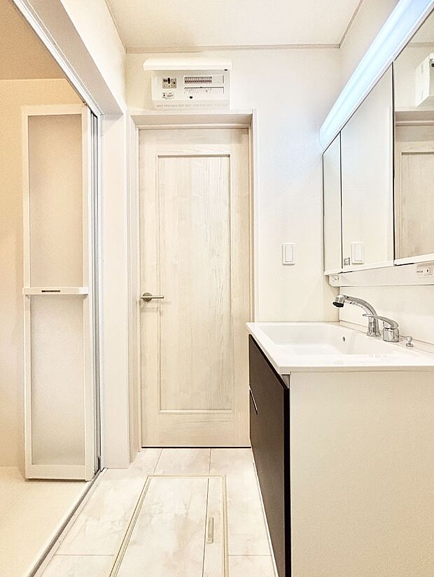 清潔感ある洗面化粧室で朝の身支度も快適