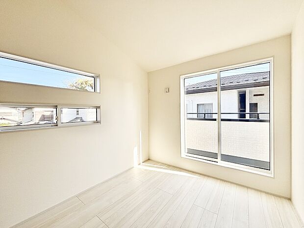 バルコニーが開放感をプラスしてくれる洋室