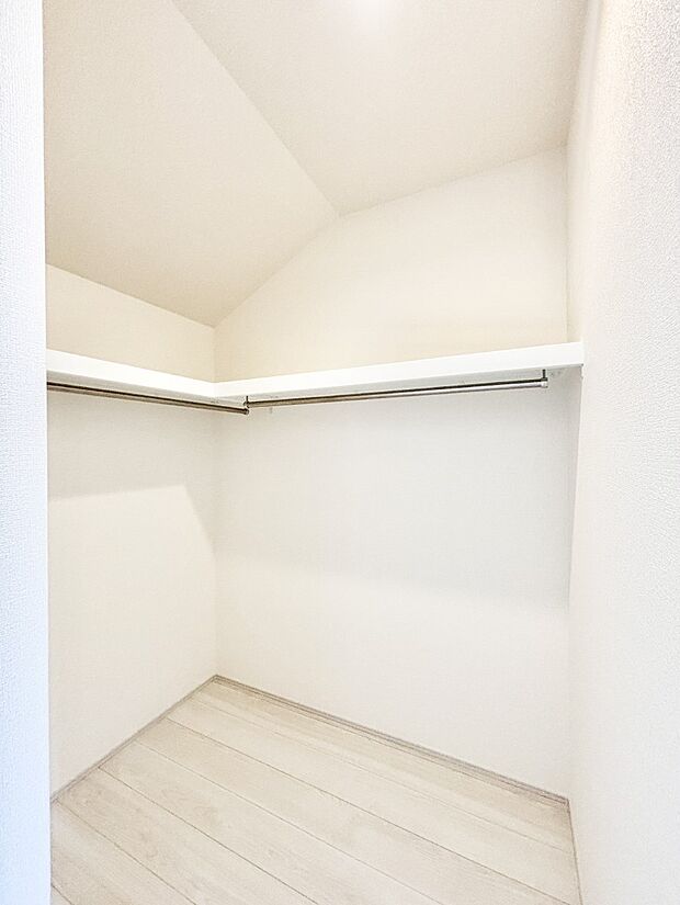 ウォークインクローゼットの活用で生活空間スッキリ