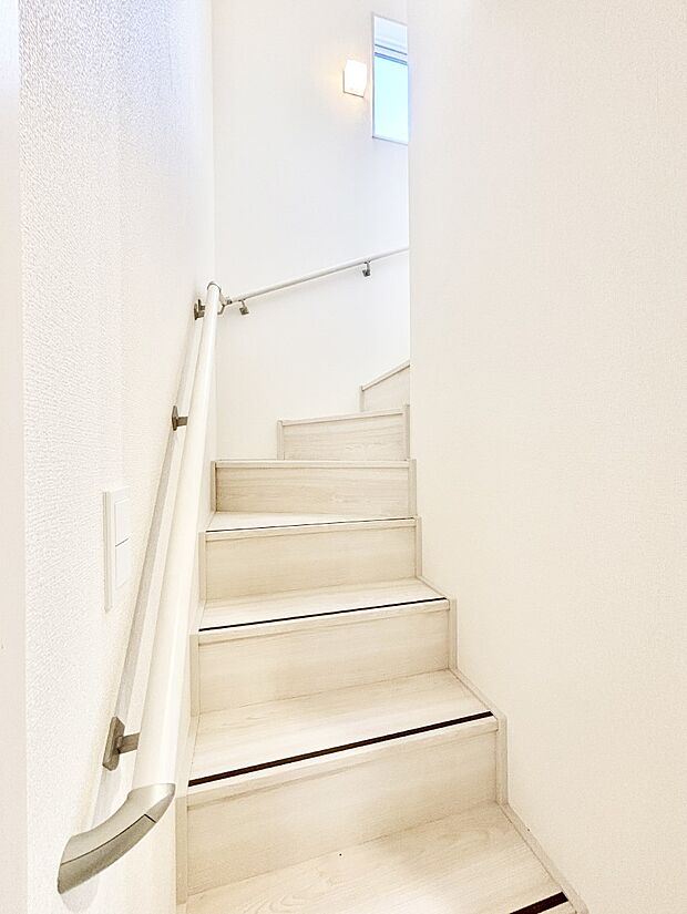 階段は手すり付きなので小さなお子さまやご高齢の方も安心です