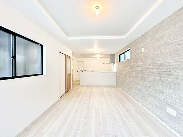 ご家族の賑やかな話し声で包まれる明るいリビング