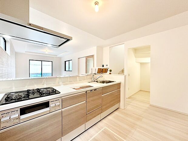 リビングで遊ぶお子様を見守りながらお料理ができる対面キッチン。