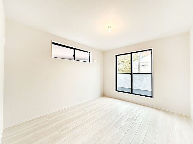 バルコニーが開放感をプラスしてくれる洋室