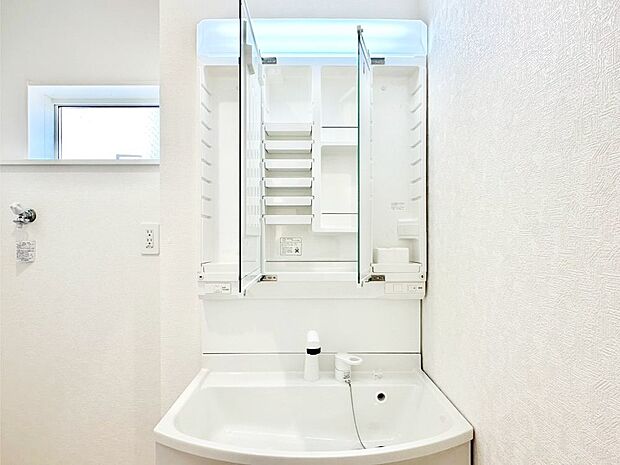 三面鏡の裏に、化粧品や衛生用品などを収納可能。洗面台をすっきりと保ちます！
