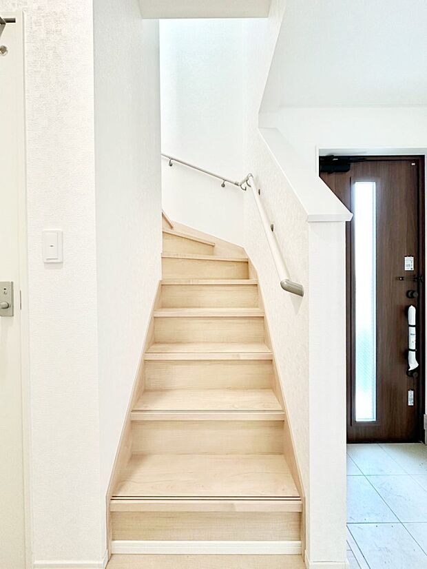 階段は手すり付きなので小さなお子さまやご高齢の方も安心です
