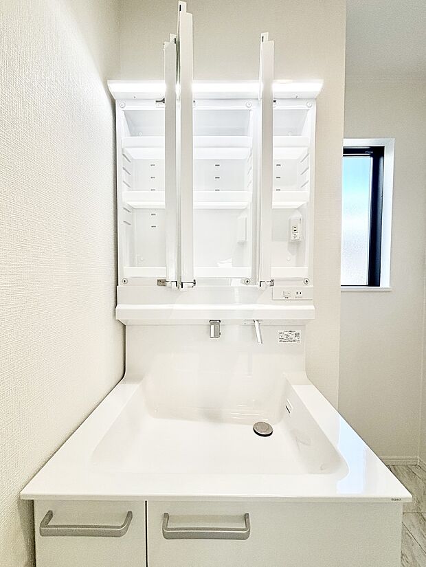 三面鏡の裏に、化粧品や衛生用品などを収納可能。洗面台をすっきりと保ちます！