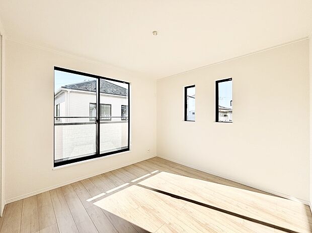 バルコニーが開放感をプラスしてくれる洋室